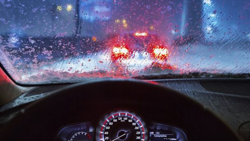 ข้อห้ามขับรถยนต์เมื่อฝนตก สิ่งที่ไม่ควรทำเพื่อความปลอดภัยในการขับขี่