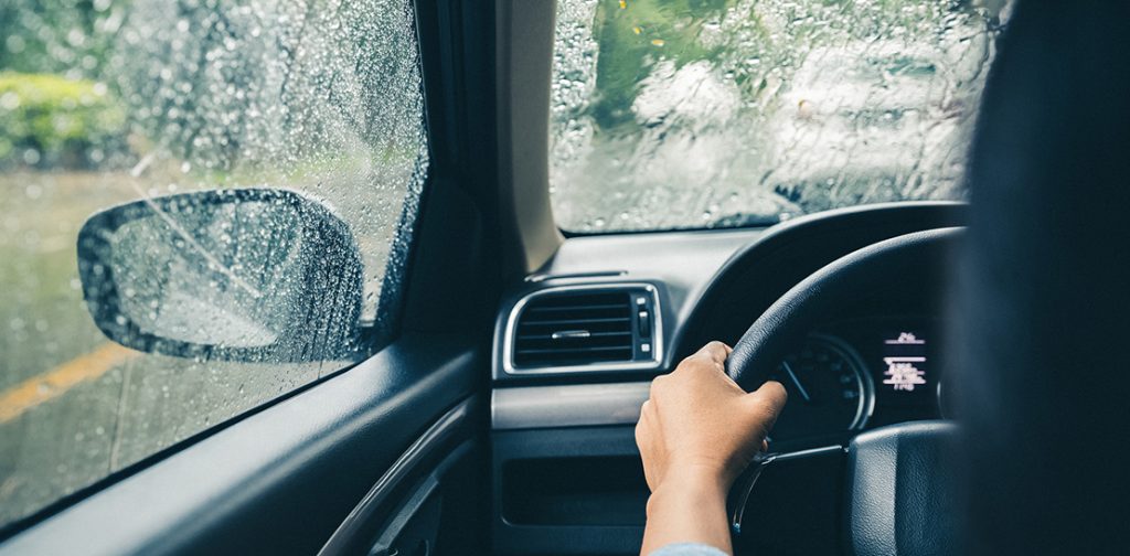 ข้อห้ามขับรถยนต์เมื่อฝนตก เพื่อลดการเกิดอุบัติเหตุบนท้องถนน