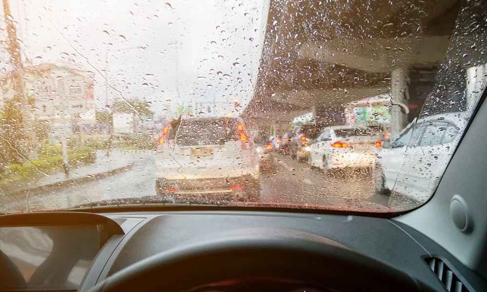 ข้อห้ามขับรถยนต์เมื่อฝนตก ไม่ควรที่จะใช้ความเร็วมากไป