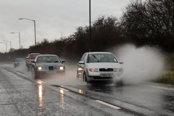 การดูแลรถยนต์ช่วงหน้าฝน ที่จะช่วยคงสภาพสีรถยนต์ให้ยาวนาน