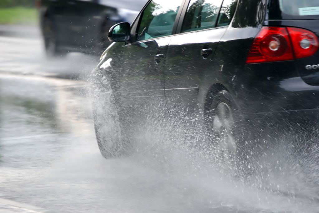 การดูแลรถยนต์ช่วงหน้าฝน ที่ช่วยลดการกัดกร่อนของฝนกรด