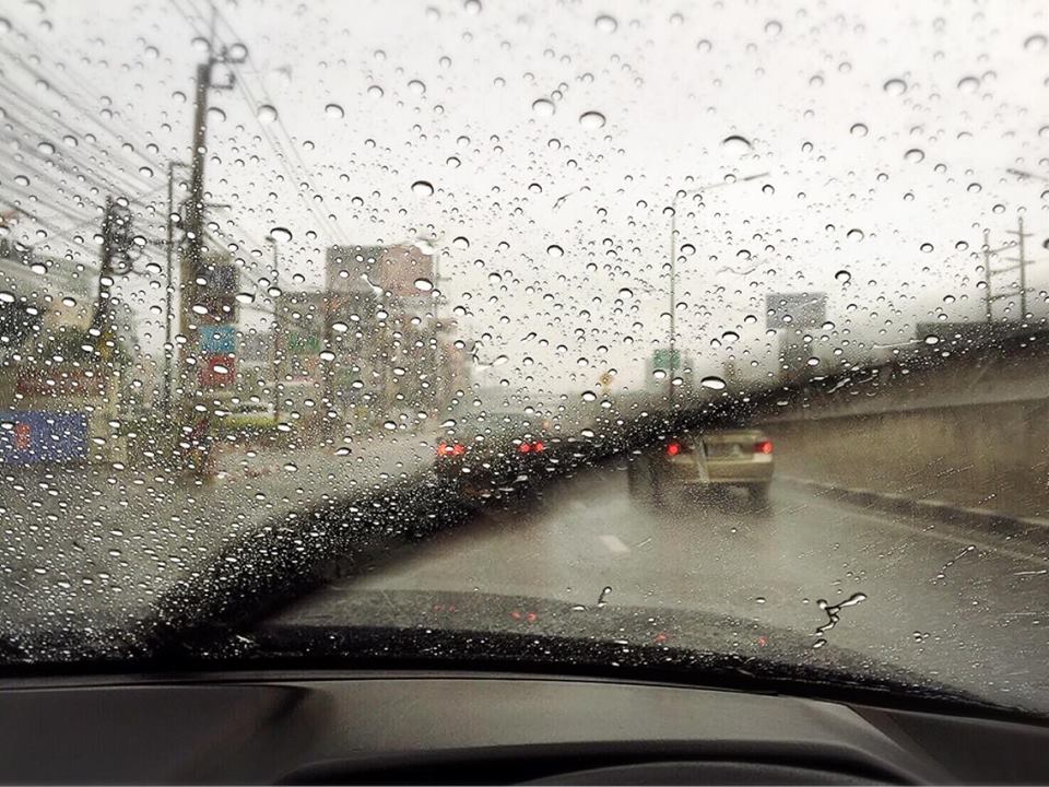 การขับขี่รถยนต์ขณะฝนตก ทั้งผู้ขับขี่มือใหม่และมือเก่าต้องรู้