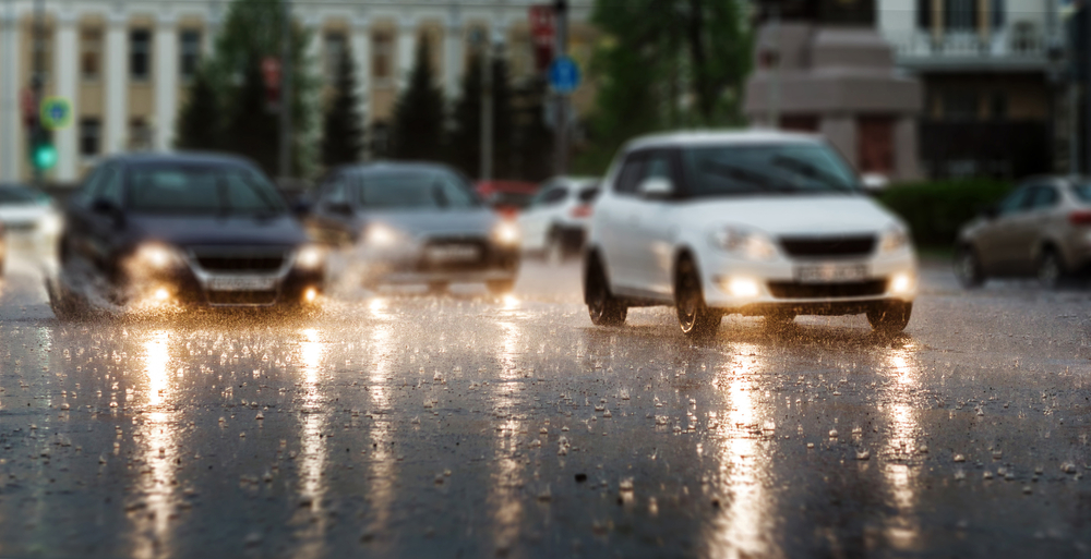 การขับขี่รถยนต์ขณะฝนตก อย่าขับรถเร็วเกินไป