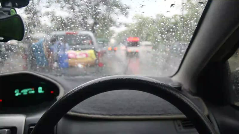 การขับขี่รถยนต์ขณะฝนตก