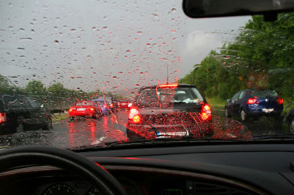 เคล็ดลับการขับขี่รถยนต์ช่วงหน้าฝน เว้นระยะห่างรถคันหน้า