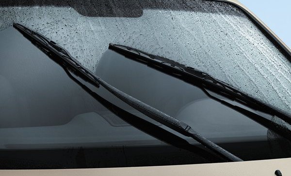 การเช็คใบปัดน้ำฝนรถยนต์ เพื่อความปลอดภัยของผู้ขับขี่